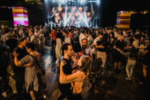 Read more about the article Polki, walczyki i oberki. Potańcówki na Festiwalu Re:tradycja – Jarmark Jagielloński!