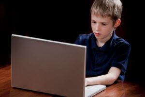 Read more about the article Dziecko w cyberpułapce. Uzależnienie dzieci i młodzieży od internetu, gier oraz mediów społecznościowych