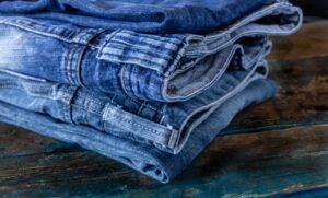 Read more about the article Przewodnik wyboru jeansów idealnych dla każdej sylwetki – czy rzeczywiście pasują do wszystkich stylizacji?