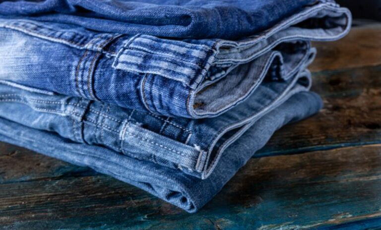 Read more about the article Przewodnik wyboru jeansów idealnych dla każdej sylwetki – czy rzeczywiście pasują do wszystkich stylizacji?