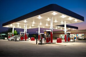 Read more about the article 48,7 proc. Polaków w wieku 18-35 lat chce nocnego zakazu sprzedaży alkoholu na stacjach paliw