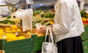 Read more about the article Rosną wpływy z opłaty recyklingowej. Konsumenci zużywają coraz więcej foliówek w sklepach