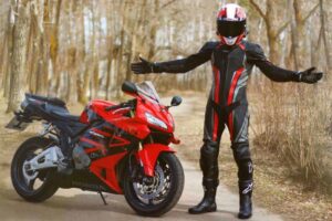Read more about the article Odzież motocyklowa na cruisera, customa i klasyka: wybieramy idealny zestaw odzieży na motocykl do 2000 zł