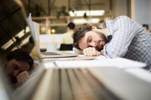 Read more about the article Polacy są zmęczeni pracą i w pracy