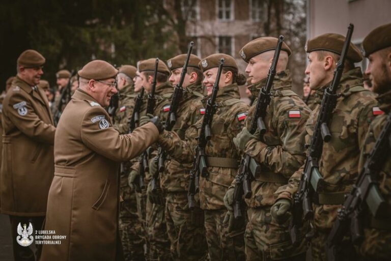 Read more about the article Nowi ochotnicy złożyli przysięgę, a zamojscy Terytorialsi odebrali prestiżowe wyróżnienie