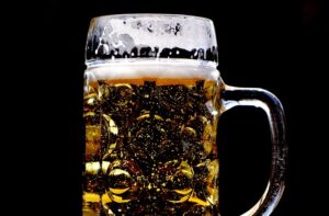Read more about the article Polacy zamieniają piwo z alkoholem na bezalkoholowe