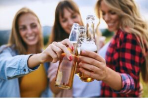 Read more about the article Młodzież w Polsce sięga po alkohol rzadziej niż 20 lat temu. Obniża się zwłaszcza spożycie piwa