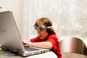 Read more about the article Problem patotreści w internecie narasta. Potrzebna edukacja dzieci, rodziców i nauczycieli