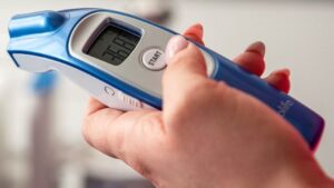 Read more about the article Grypa szaleje, a Polacy nie słuchają zaleceń. Eksperci alarmują.