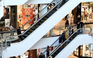 Read more about the article Galerie i centra handlowe z nowym kłopotem. Konsumenci coraz bardziej idą w online