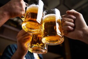Read more about the article Polacy mylą piwo alkoholowe i bezalkoholowe – połowa z nich chce zakazu reklamy piwa „zero procent”