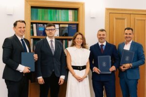 Read more about the article Polska kolej na zielonym torze – PKP S.A. i Wydział PiA UW wspólnie na rzecz transformacji sektora kolejowego