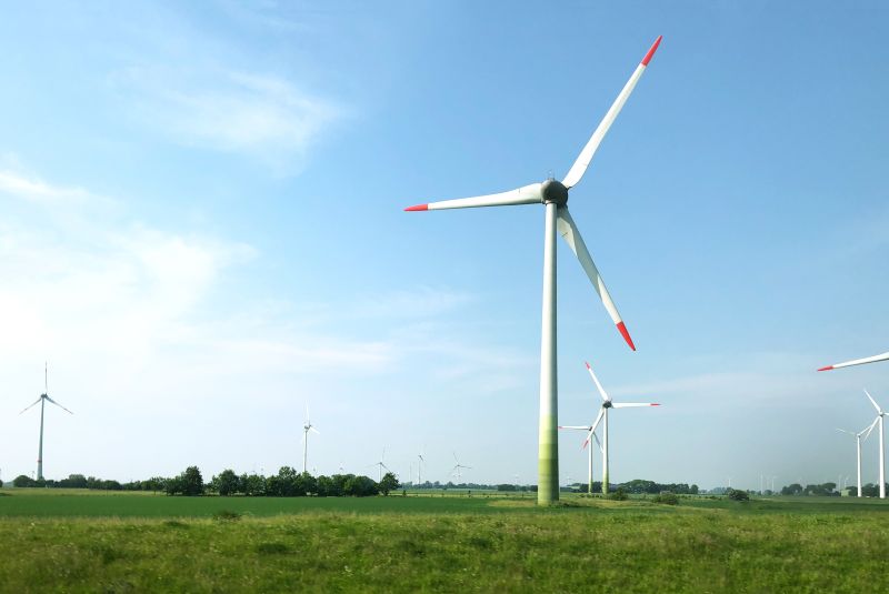 sceneria-turbin-wiatrowych-na-srodku-pola-pod-bezchmurnym-niebem