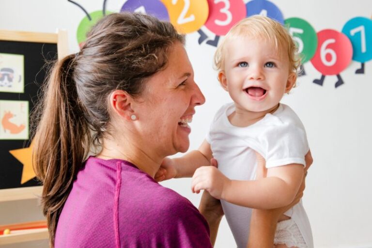 Read more about the article Twórz bezpieczny świat dla najmłodszych – pracuj jako opiekunka w żłobku lub klubie dziecięcym