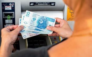 Read more about the article Nowe oszustwo. Przestępcy namawiają do składania „reklamacji” w bankach.