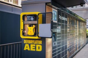 Read more about the article Centrum Ratownictwa i Grupa InPost wyposażą Polskę w monitorowane stacje z defibrylatorami AED