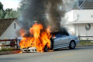 Read more about the article Pożary aut elektrycznych wciąż budzą obawy kierowców. Statystyki jednak nie wskazują na wyższe ryzyko