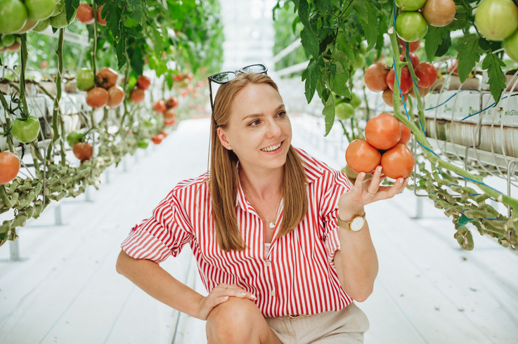Grafika ilustrująca wynika badań na temat zachowań konsumpcyjnych Polaków.