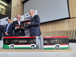 Read more about the article Lublin podpisał umowę na dostawę przegubowych autobusów hybrydowych