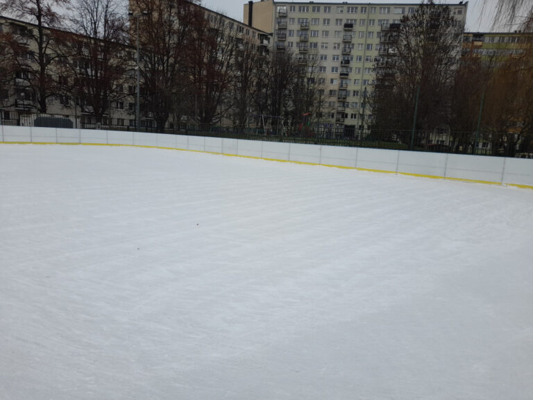 Read more about the article Kolejne lodowisko pod chmurką – Biały Orlik w Lublinie – zimowa frajda dla każdego!