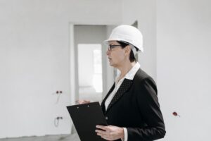 Read more about the article Inspektor BHP – lepszy etat czy własna działalność?