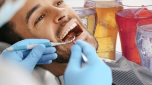 Read more about the article 30-latkowie tracą zęby szybciej niż ich rodzice. Popularne „zdrowe” napoje pod lupą eksperta