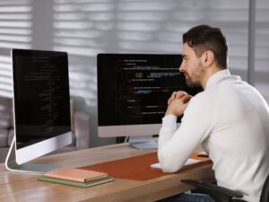 Read more about the article Koniec „świętych gralli” rynku pracy. Programiści, marketingowcy i specjaliści HR pod presją