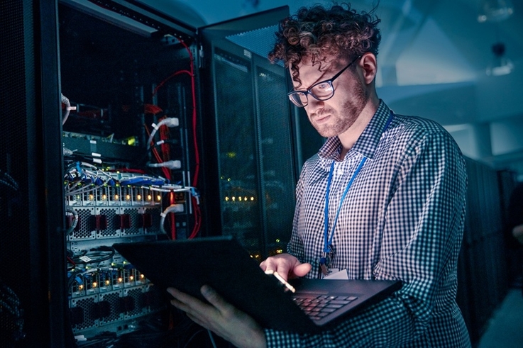 Pracownik trzymający laptopa