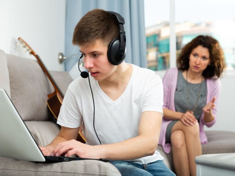 Read more about the article Nastolatki powszechnie korzystają z internetu i sztucznej inteligencji. Jednak ich wysokie kompetencje cyfrowe to mit