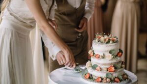 Read more about the article Ile kosztuje tort weselny i jak go wybrać, żeby goście zjedli go z apetytem?