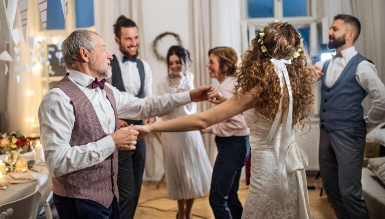 Read more about the article DJ czy zespół na wesele? Jak wybrać oprawę muzyczną, która porwie gości do tańca