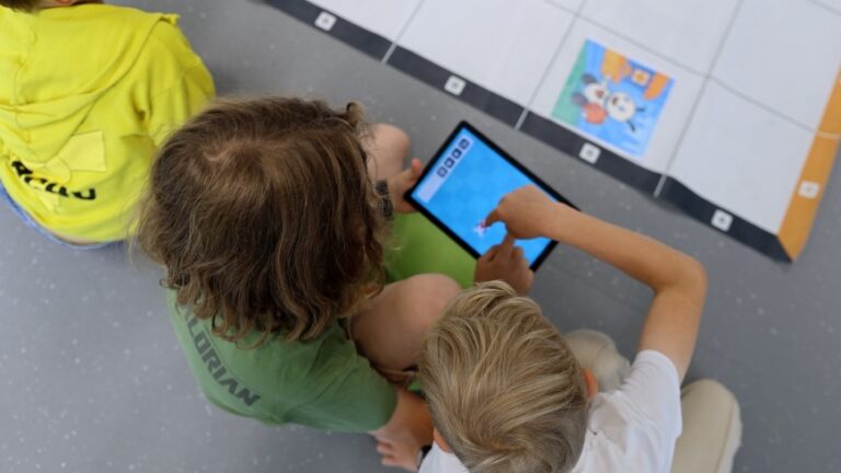 Dzieci używające tabletu