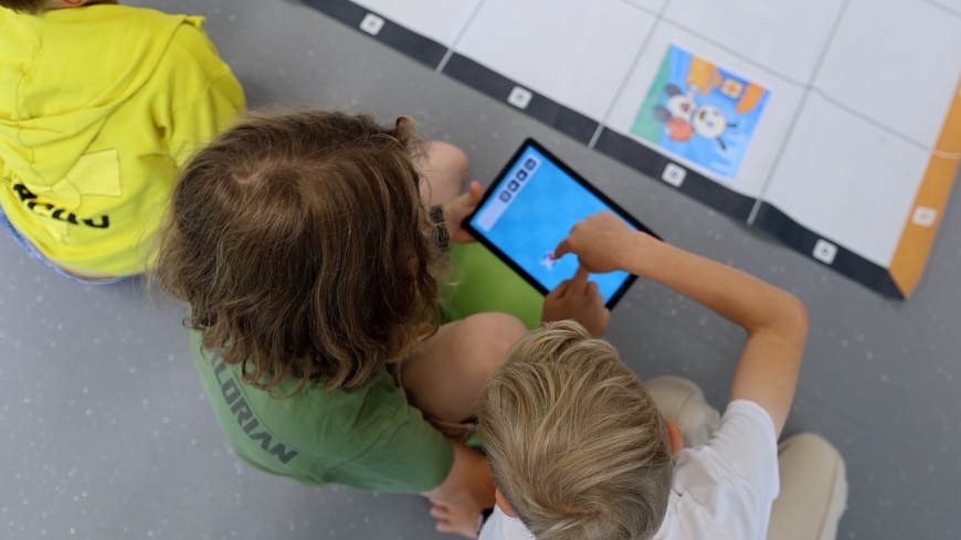 Dzieci używające tabletu