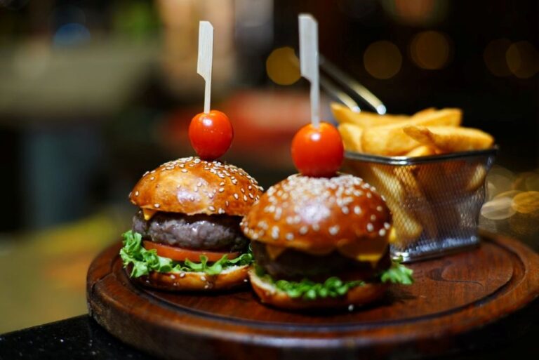 Read more about the article Jakie frytki i dodatki najlepiej pasują do burgera?