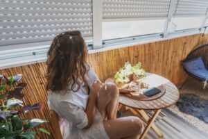 Read more about the article Rolety na upały w Lublinie: jak schłodzić mieszkanie latem bez klimatyzacji?