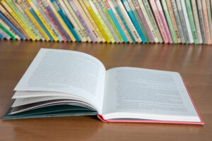 Read more about the article Dlaczego niektóre książki zostają bestsellerami? Co wpływa na wybory czytelników