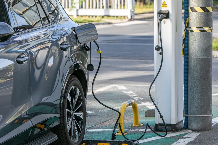 Ładowanie samochodu elektrycznego